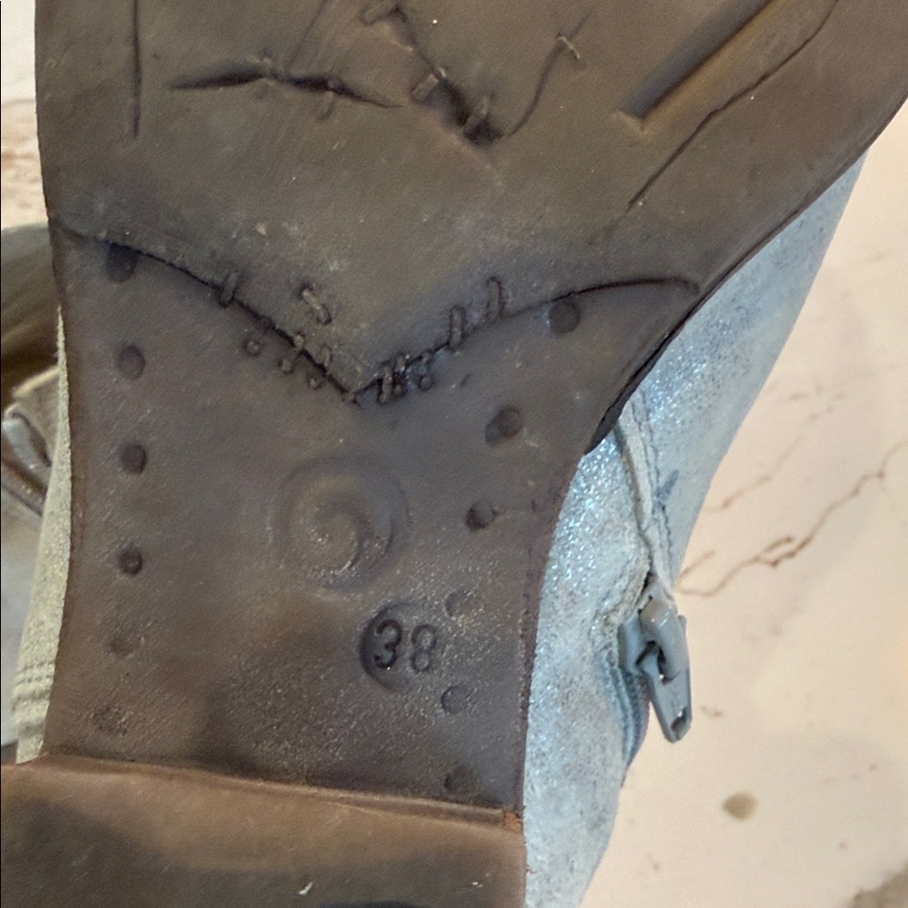 Stylish Women's Ankle Boots in Shimmering Silver - Picture 3 of 3